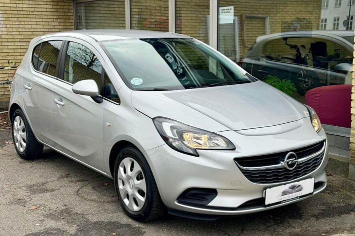 Sølv Opel Corsa fra 2019 set udefra