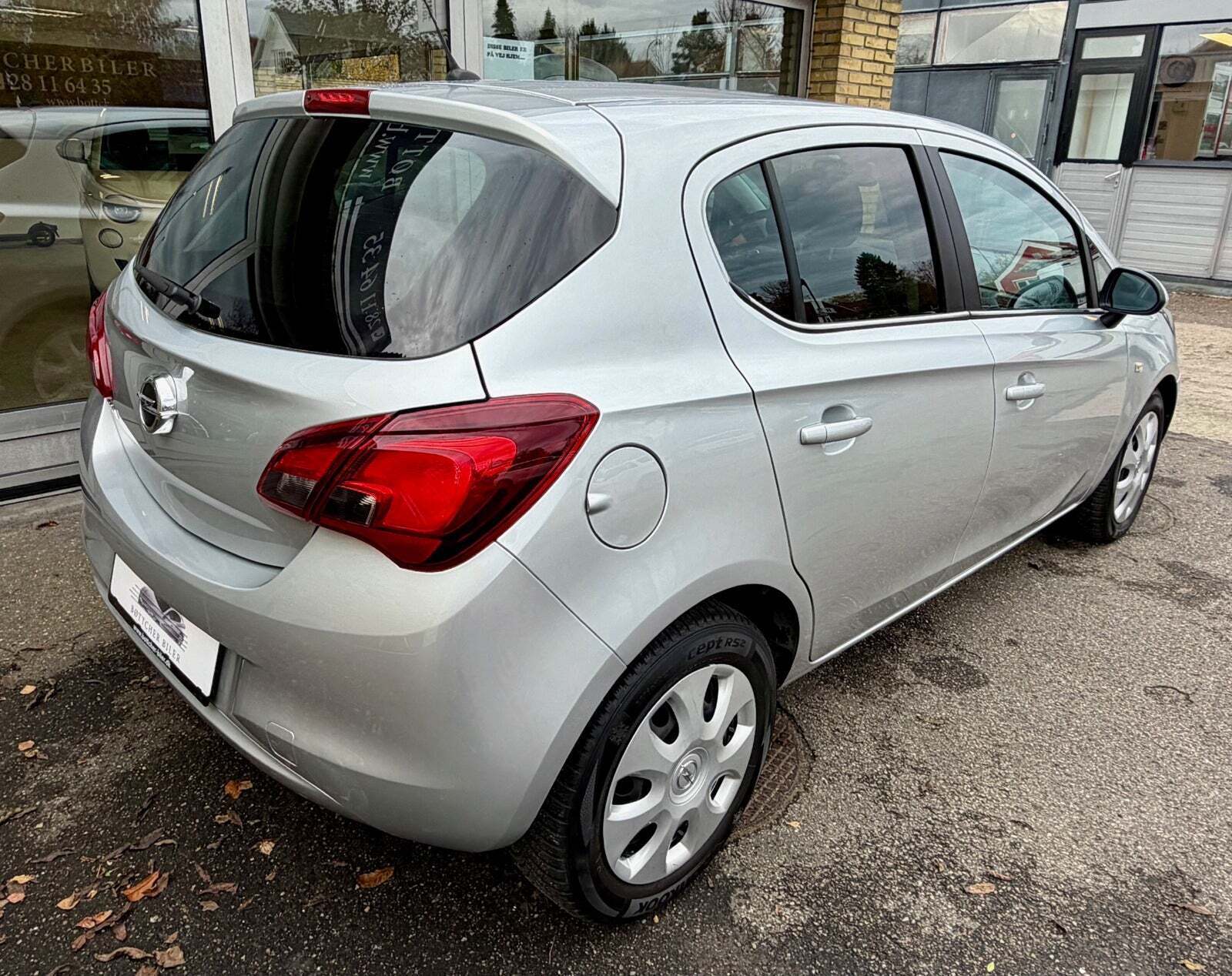 Sølv Opel Corsa fra 2019