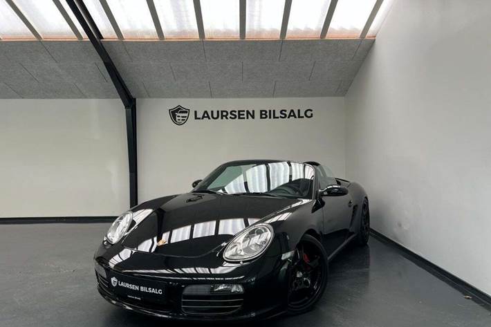 Sort Porsche Boxster S fra 2006 set udefra