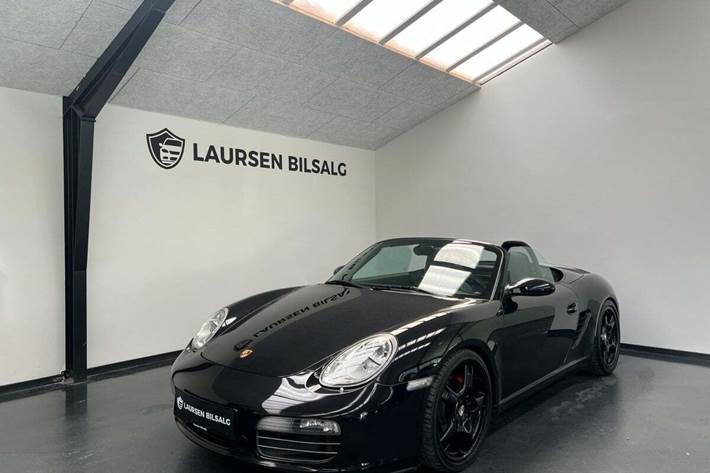 Sort Porsche Boxster S fra 2006 set udefra