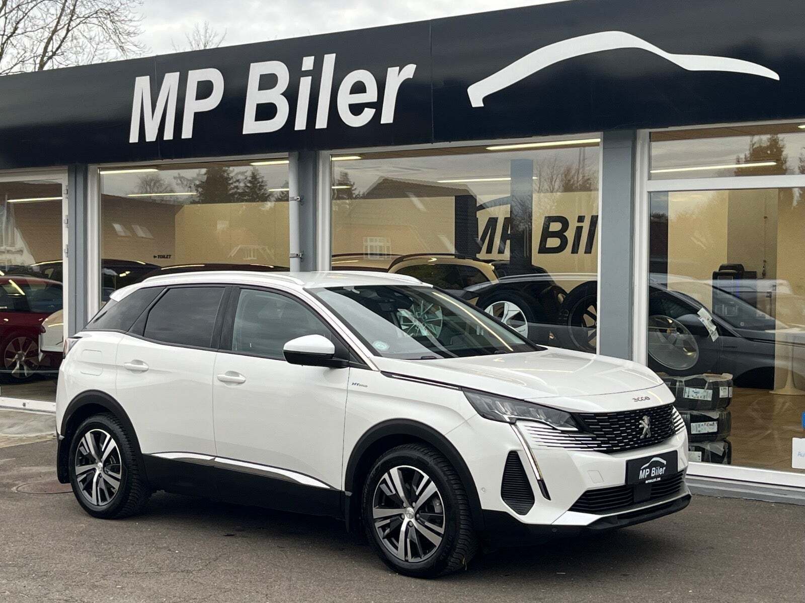 Hvid Peugeot 3008 fra 2021 set udefra