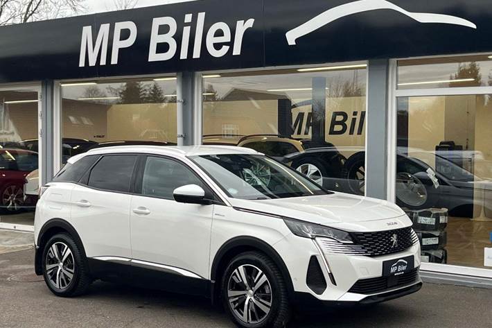 Hvid Peugeot 3008 fra 2021 set udefra