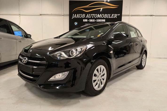 Sort Hyundai i30 fra 2015 set udefra