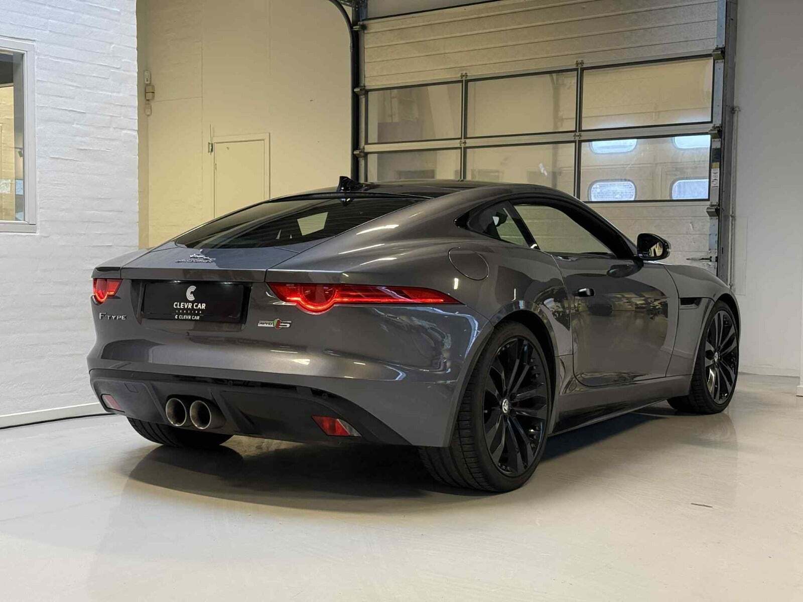 Grå Jaguar F-Type fra 2016
