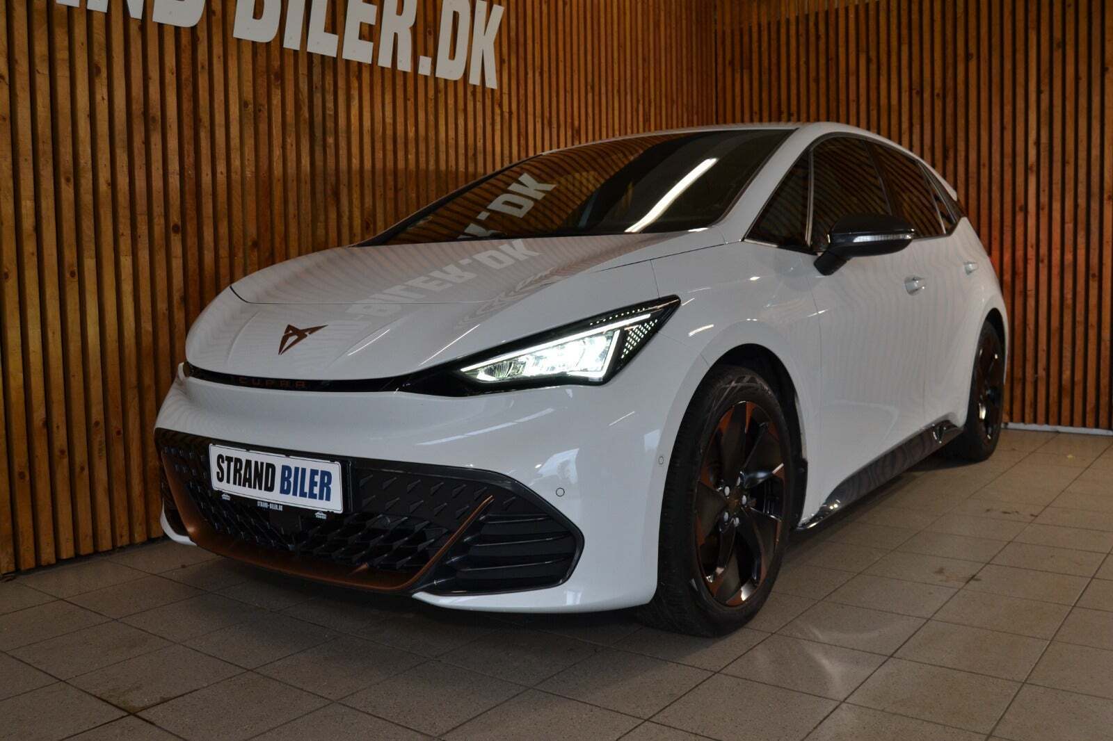 Hvid Cupra Born fra 2022 set udefra