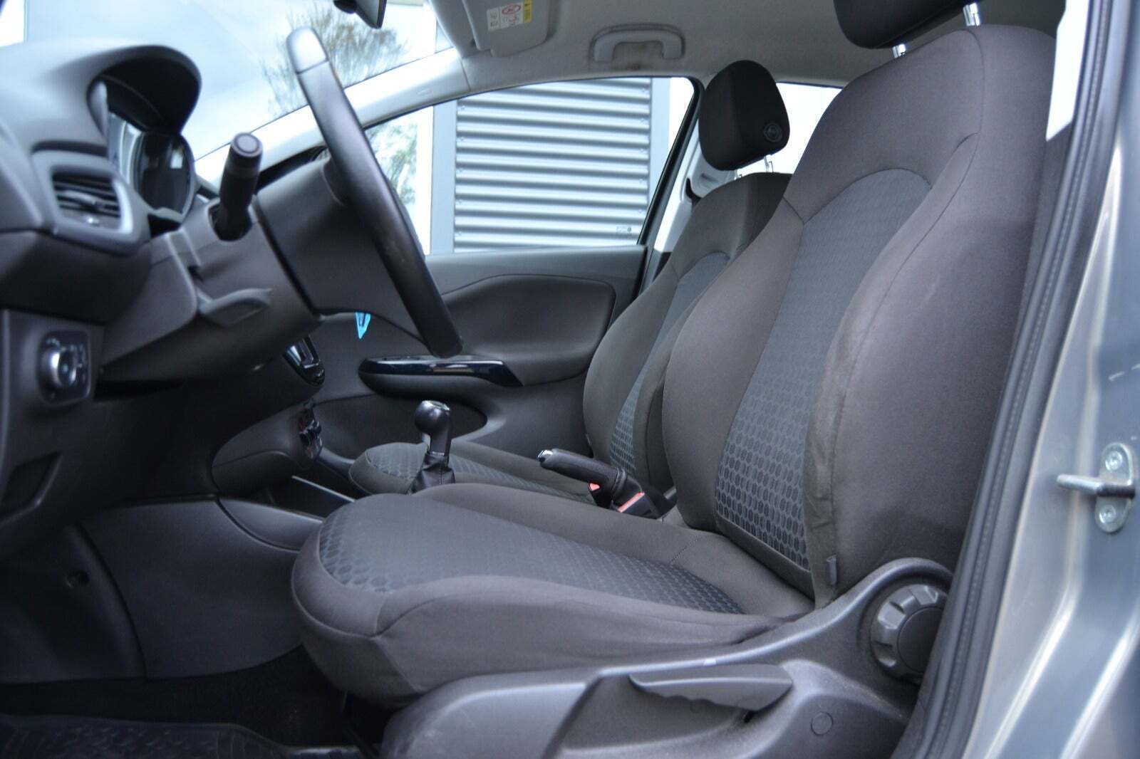 Grå Opel Corsa fra 2015
