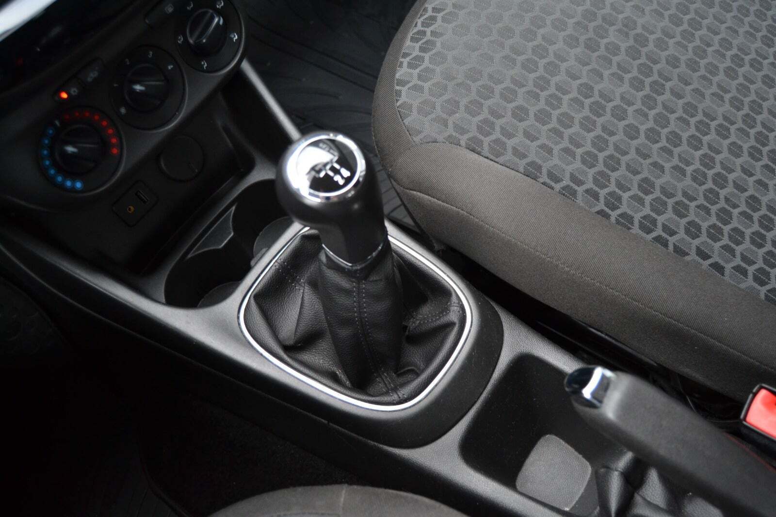Grå Opel Corsa fra 2015