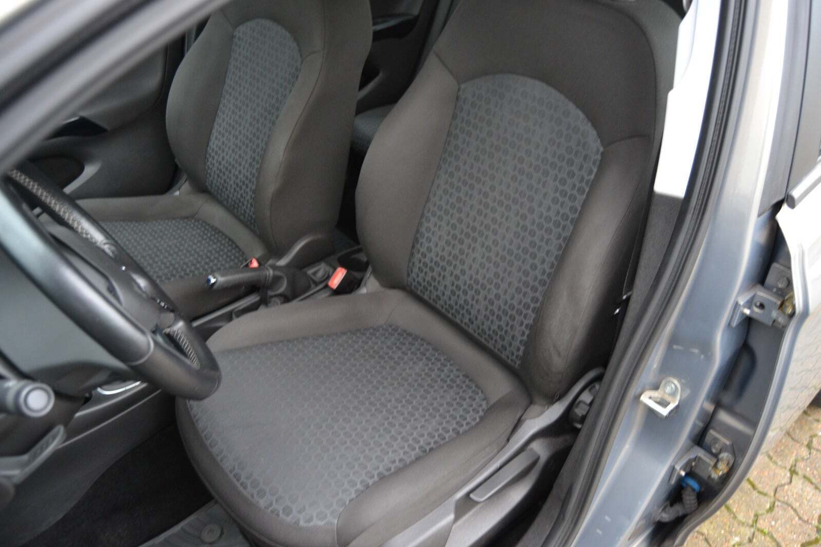 Grå Opel Corsa fra 2015