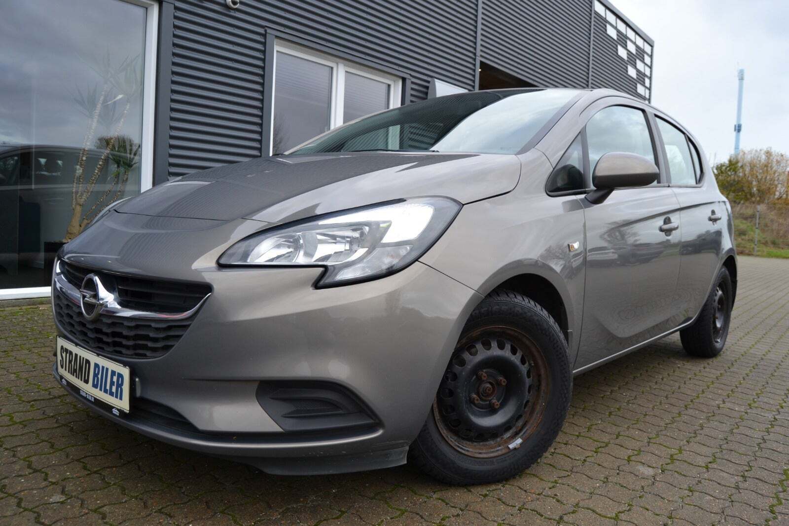 Grå Opel Corsa fra 2015