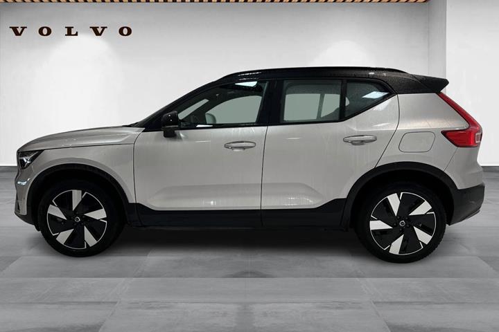 Beige Volvo XC40 fra 2024