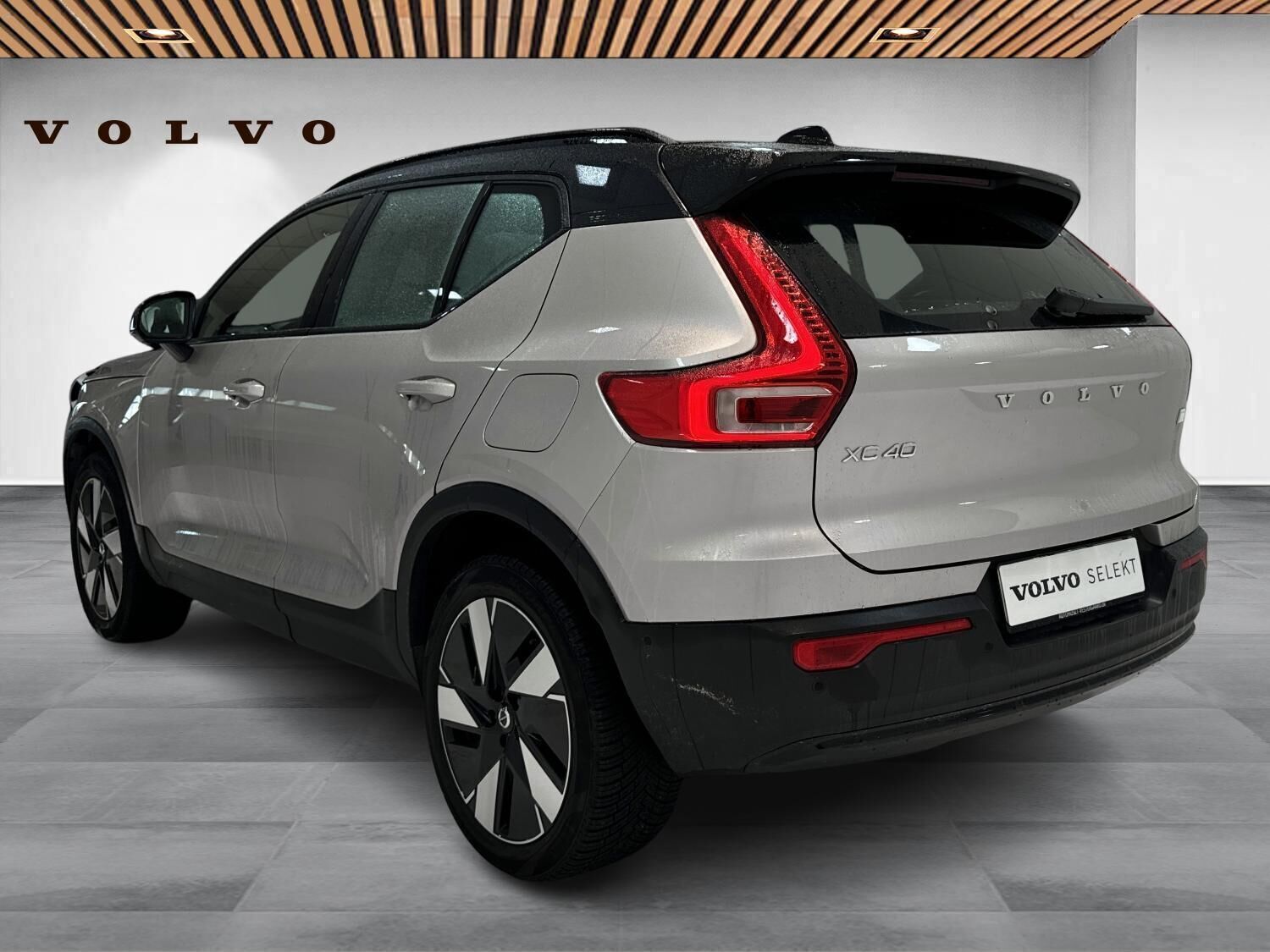 Beige Volvo XC40 fra 2024