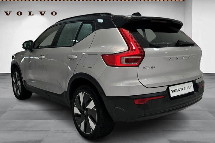 Beige Volvo XC40 fra 2024