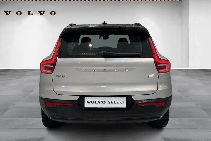 Beige Volvo XC40 fra 2024