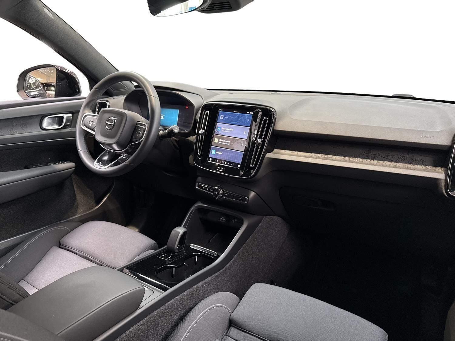 Beige Volvo XC40 fra 2024