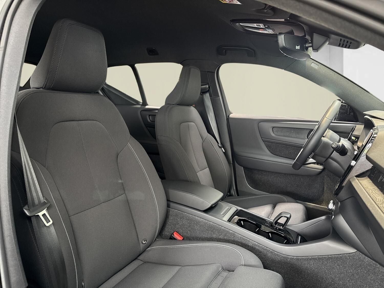 Beige Volvo XC40 fra 2024