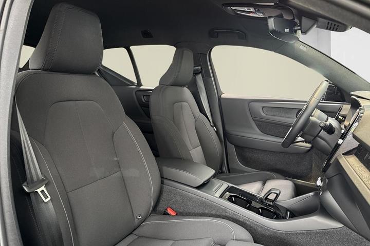 Beige Volvo XC40 fra 2024