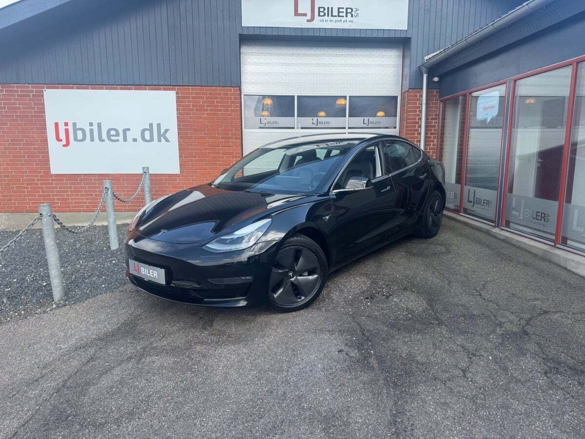 Sort Tesla Model 3 fra 2019 set udefra