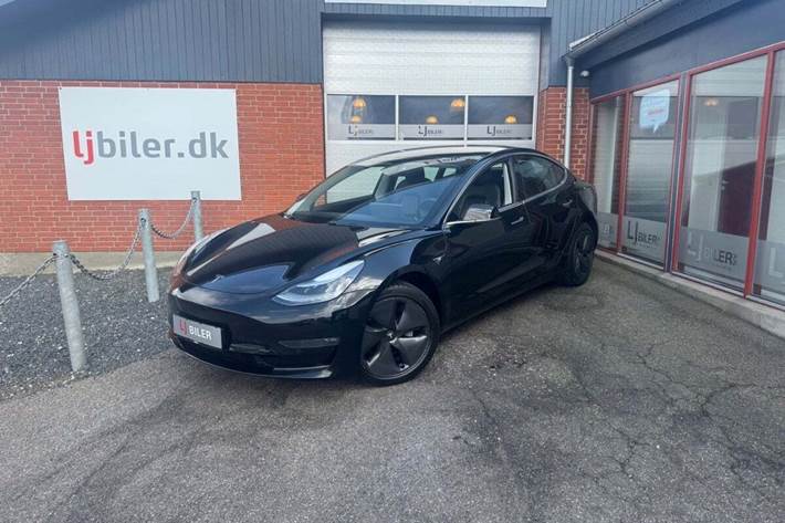 Sort Tesla Model 3 fra 2019 set udefra
