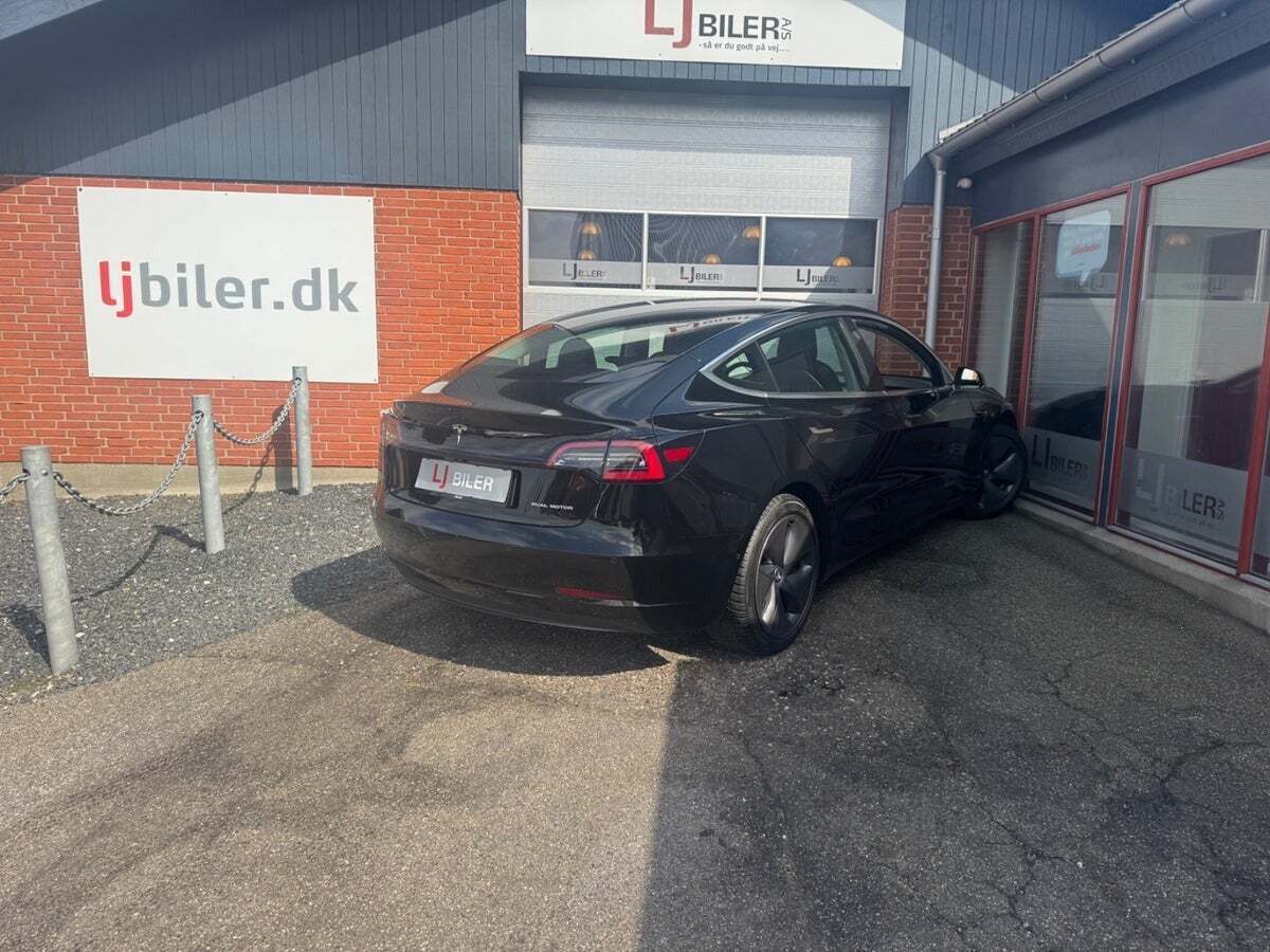 Sort Tesla Model 3 fra 2019