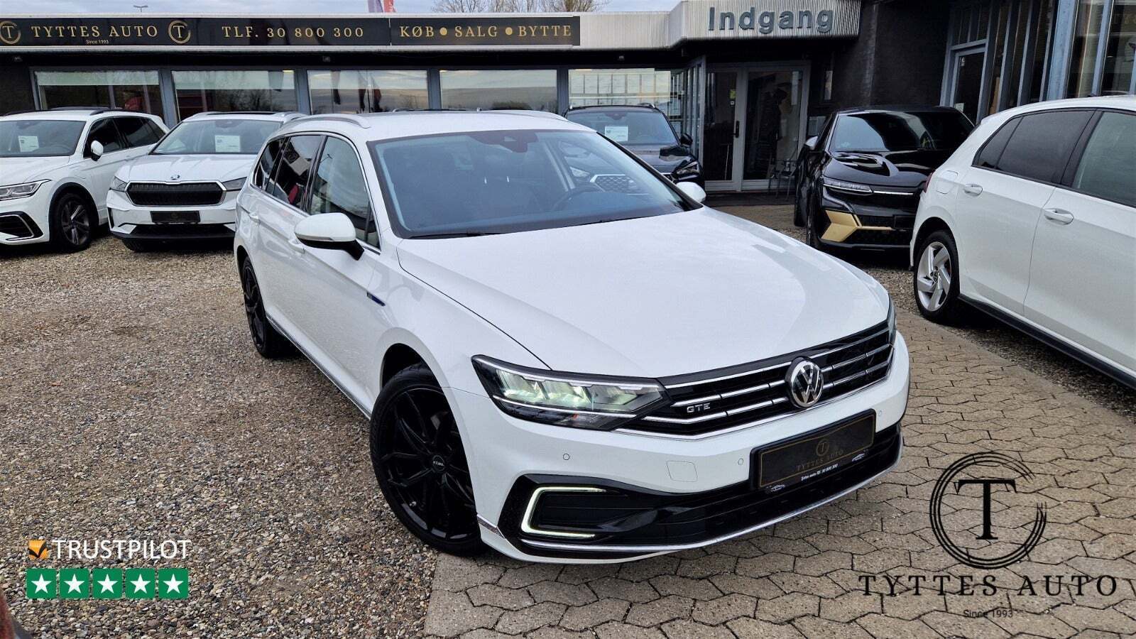 Hvid VW Passat fra 2020 set udefra