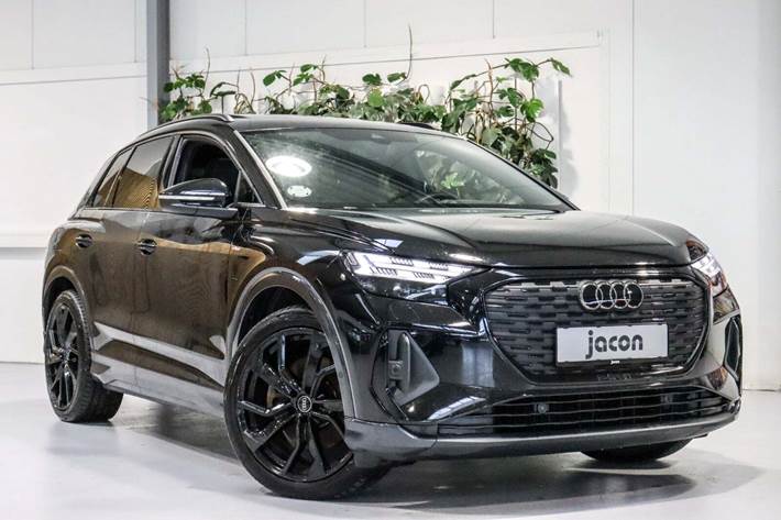 Sort Audi Q4 e-tron fra 2023 set udefra