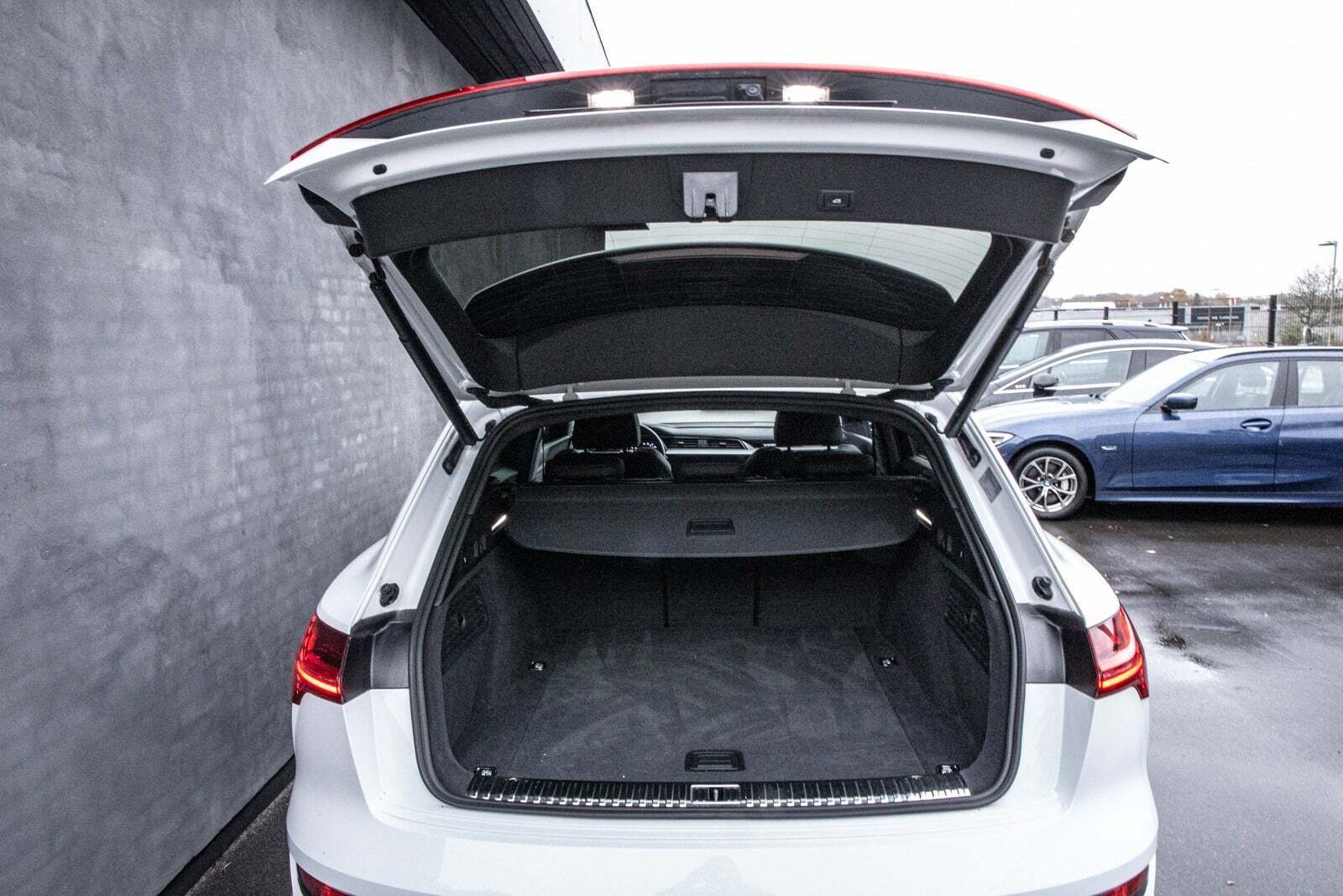 Hvid Audi e-tron fra 2023