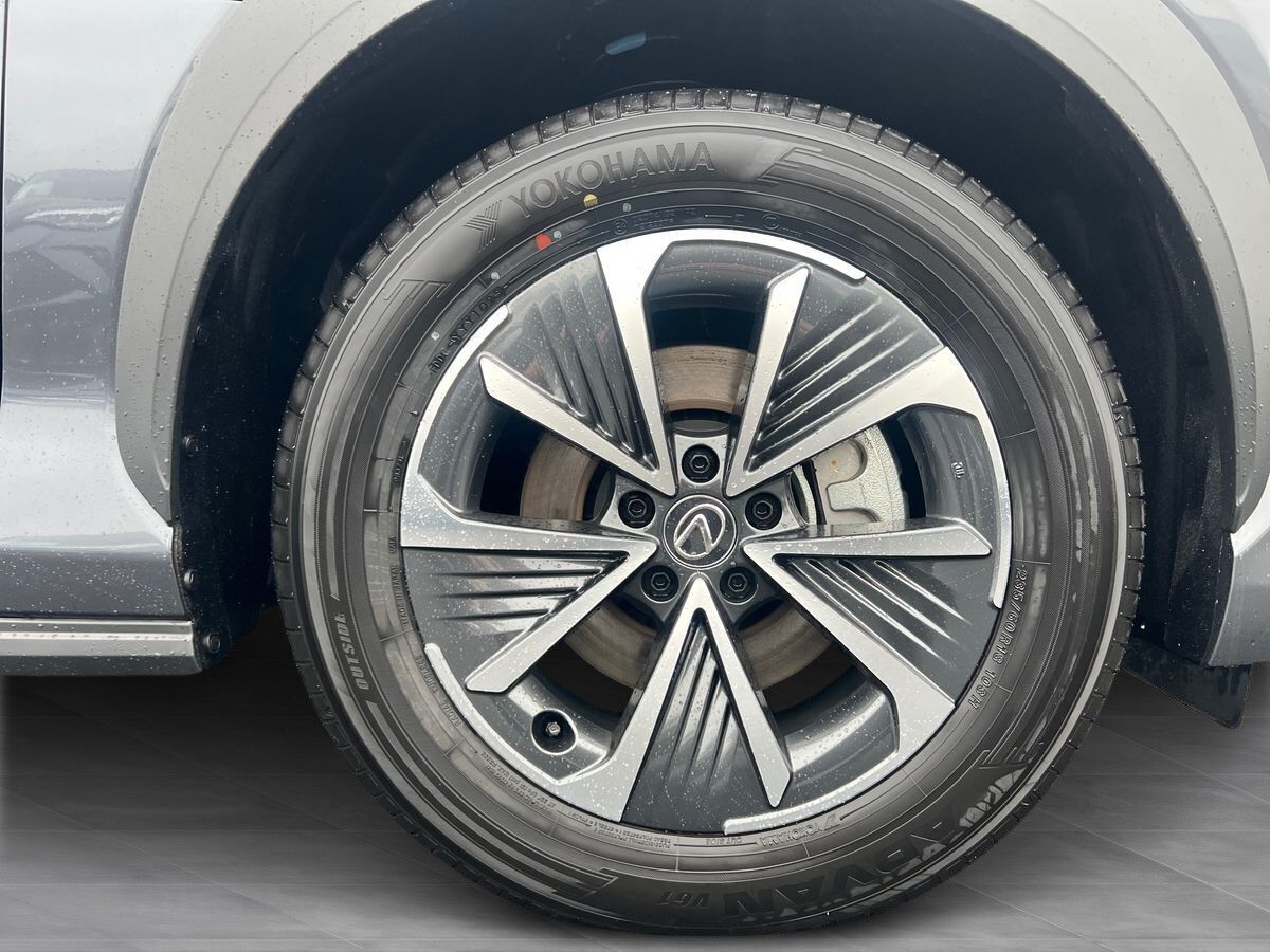 Grå Lexus RZ fra 2025