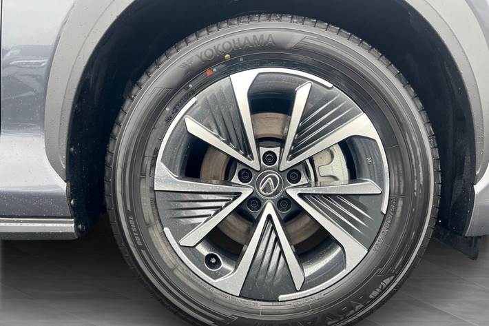 Grå Lexus RZ fra 2025