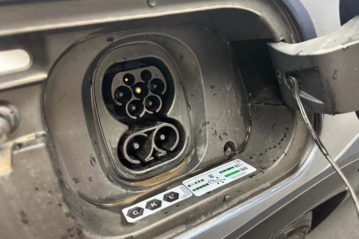 Blå Cupra Tavascan fra 2025