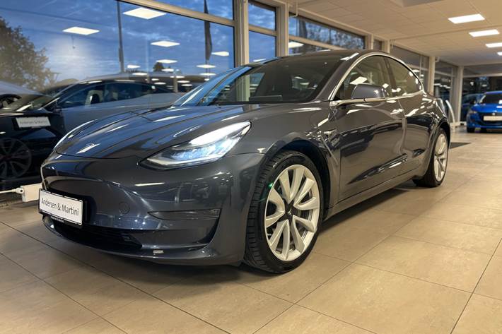 Grå Tesla Model 3 fra 2020 set udefra