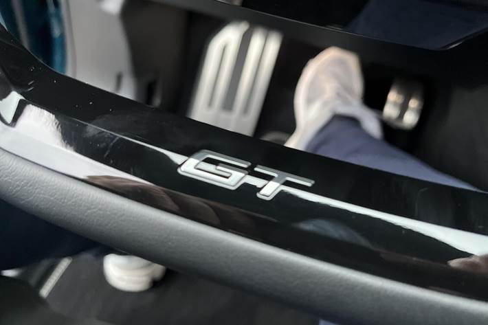 Blå Peugeot e-5008 fra 2024