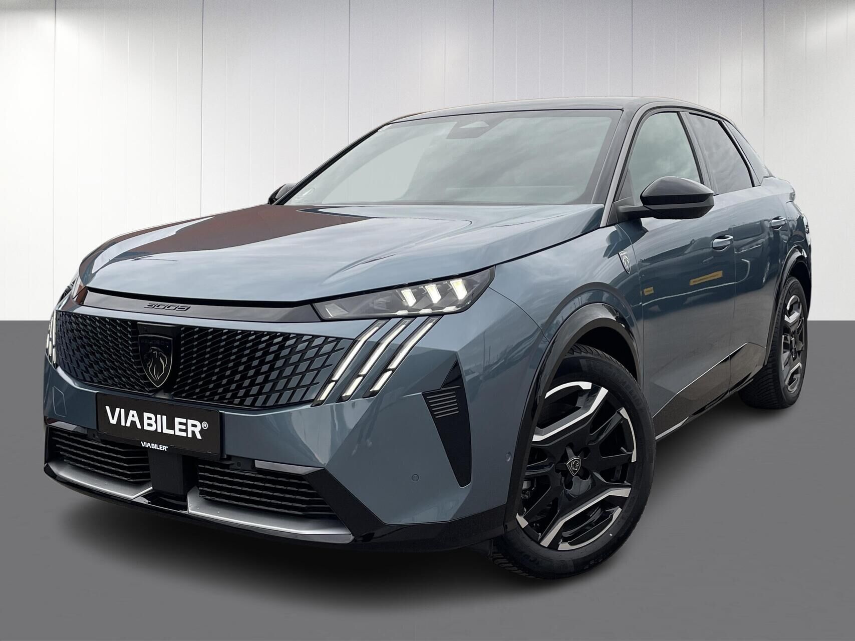 Blå Peugeot e-3008 fra 2024 set udefra