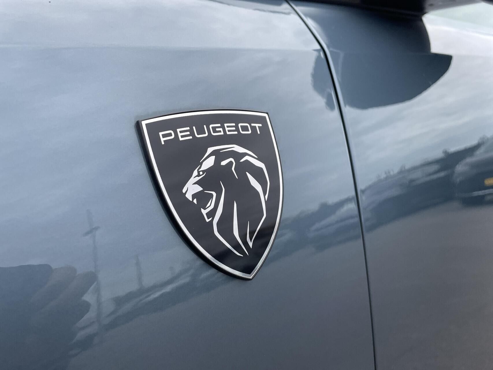 Blå Peugeot e-3008 fra 2024