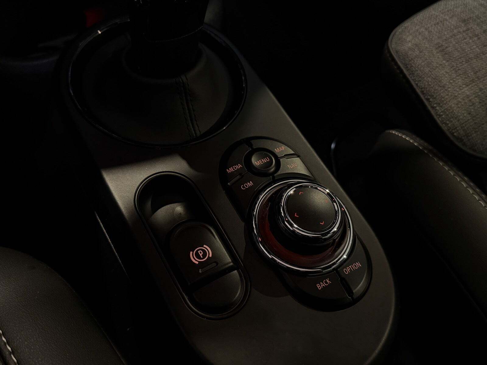 Rød Mini Cooper SE fra 2022