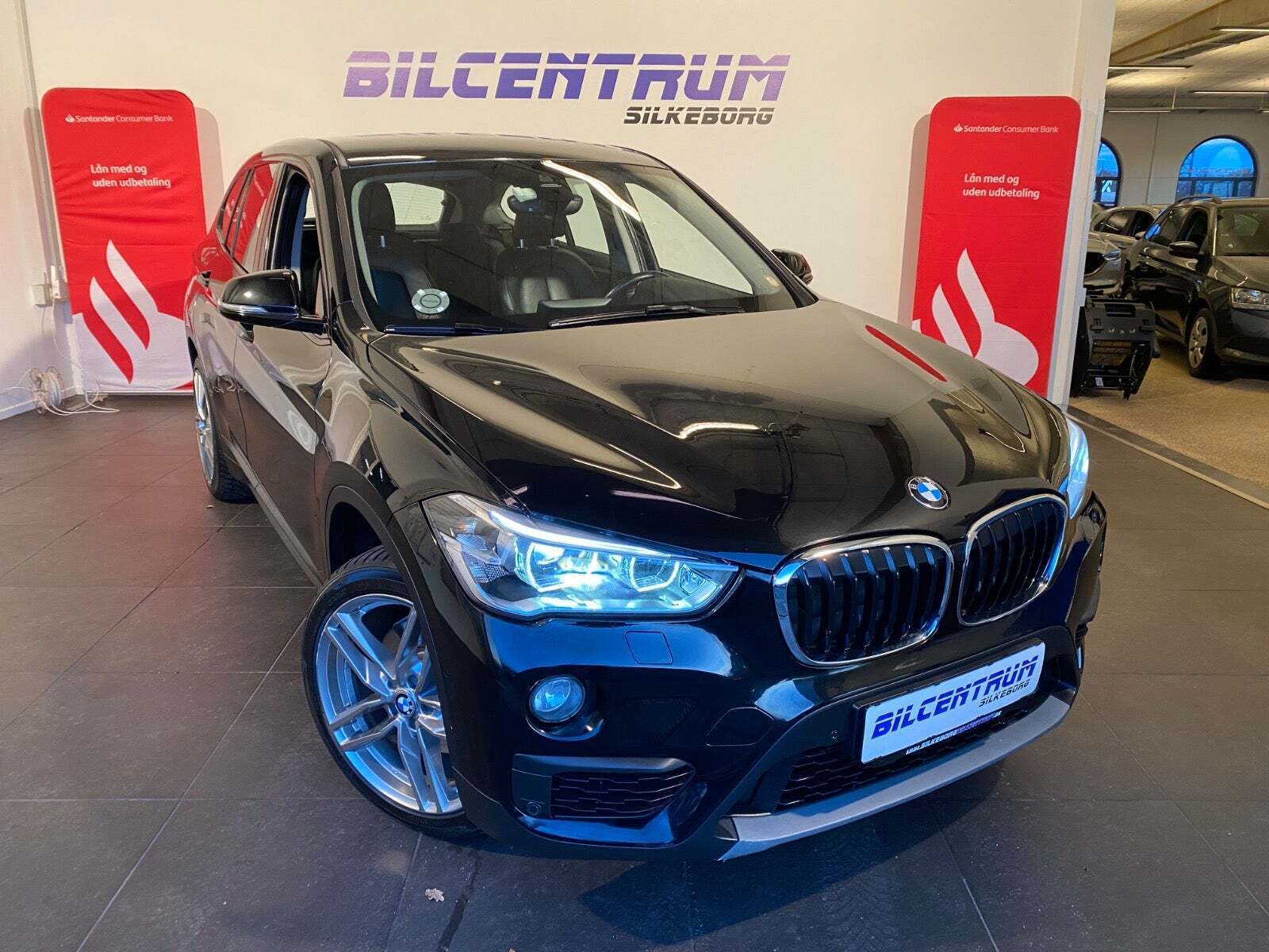 Sort BMW X1 fra 2016 set udefra