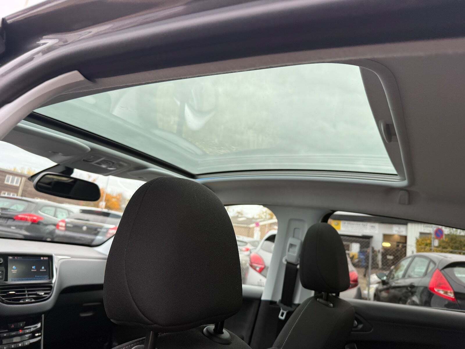 Grå Peugeot 208 fra 2018