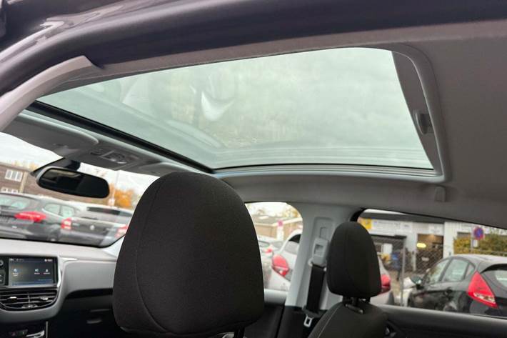 Grå Peugeot 208 fra 2018