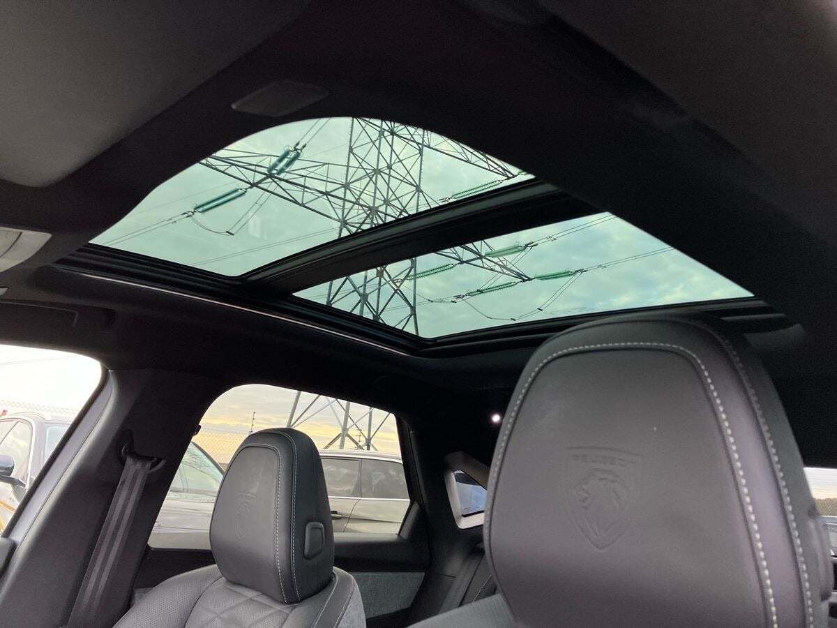 Sølv Peugeot e-3008 fra 2024