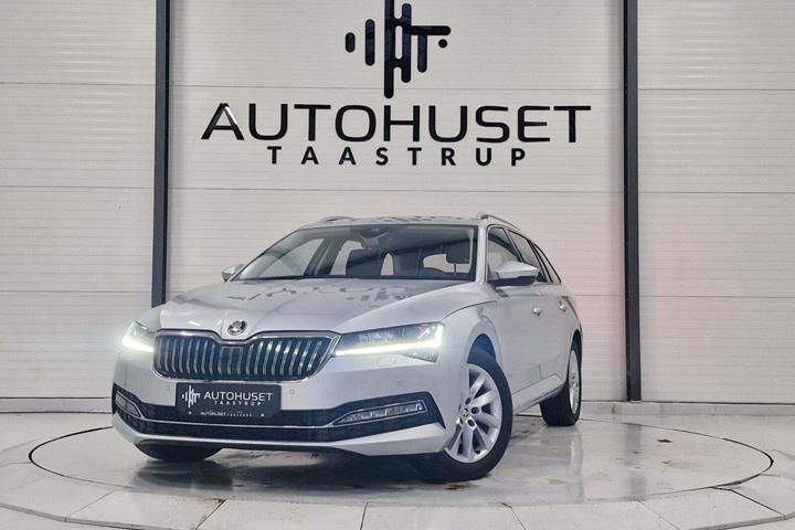 Sølv Skoda Superb fra 2020 set udefra