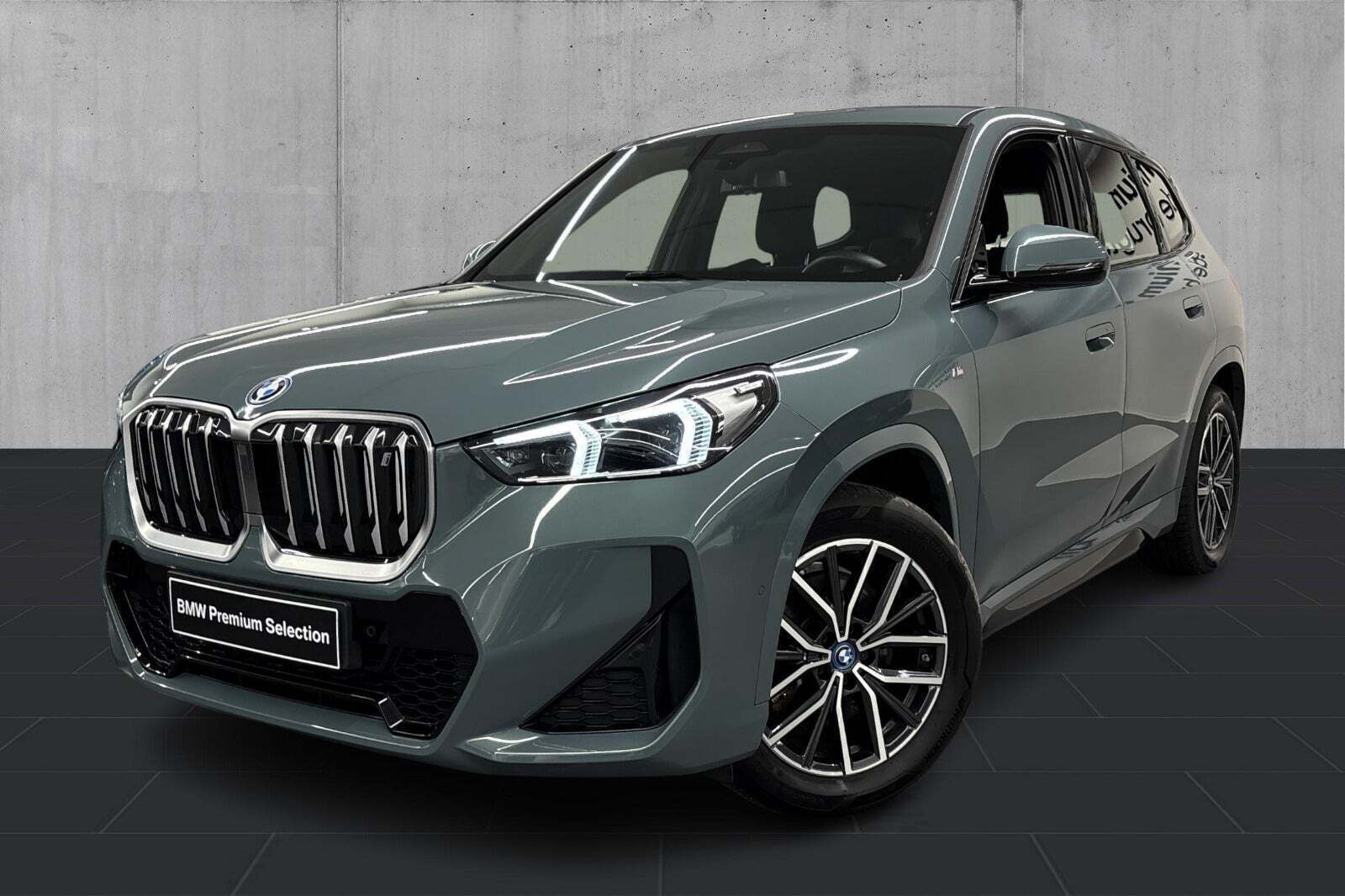 Grøn BMW iX1 fra 2023 set udefra