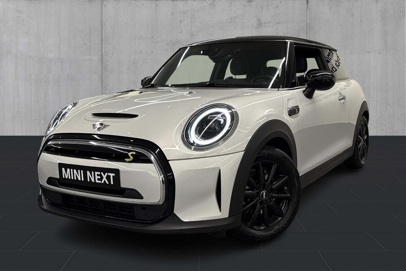 Sølv Mini Cooper SE fra 2022 set udefra