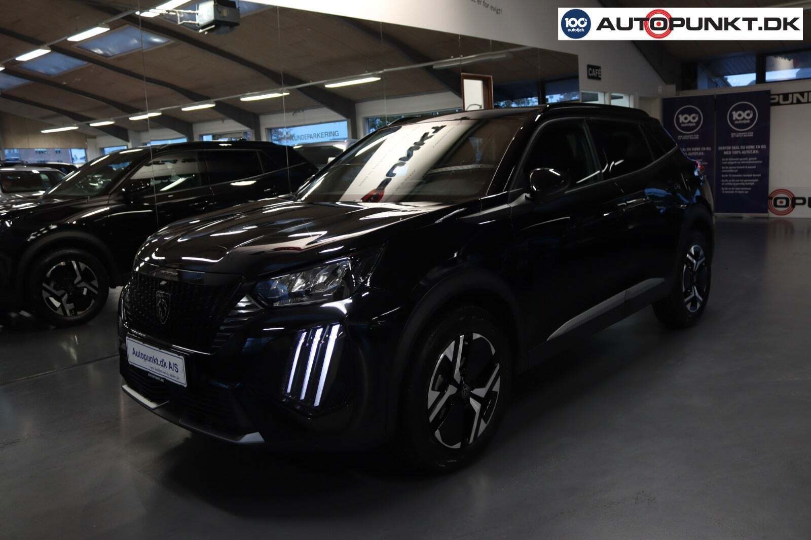 Grå Peugeot 2008 fra 2023 set udefra