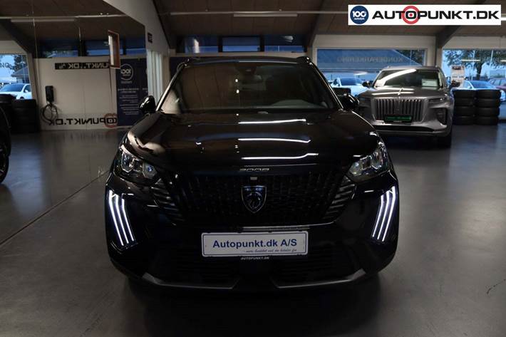 Grå Peugeot 2008 fra 2023
