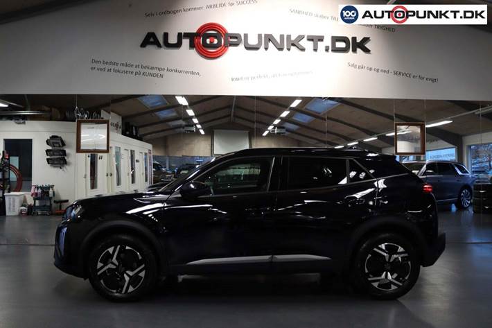 Grå Peugeot 2008 fra 2023
