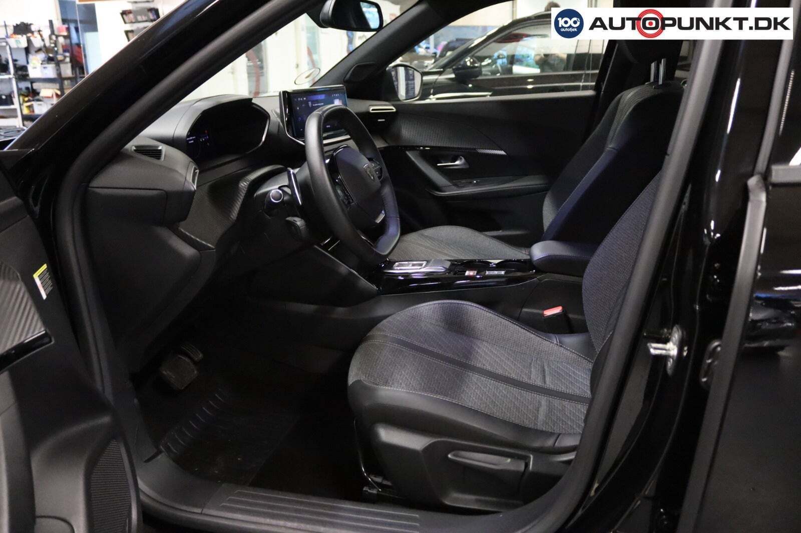 Grå Peugeot 2008 fra 2023