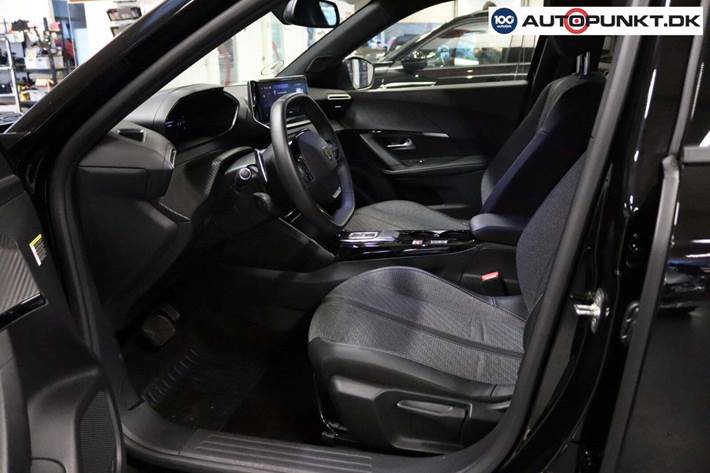 Grå Peugeot 2008 fra 2023