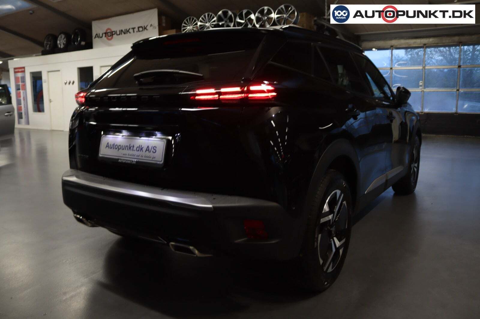 Grå Peugeot 2008 fra 2023
