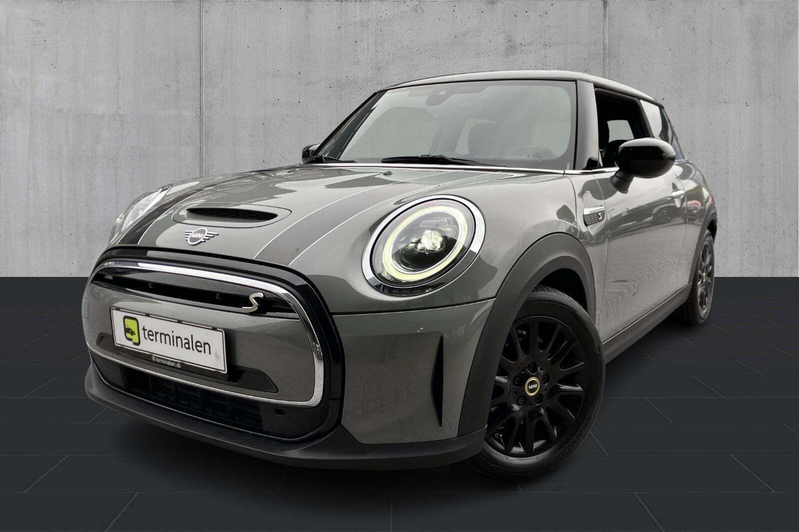 Grå Mini Cooper SE fra 2022 set udefra