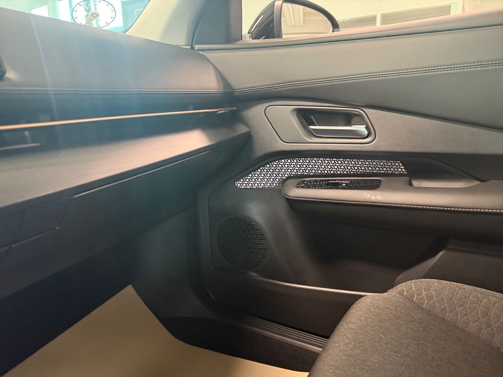 Grå Nissan Ariya fra 2025