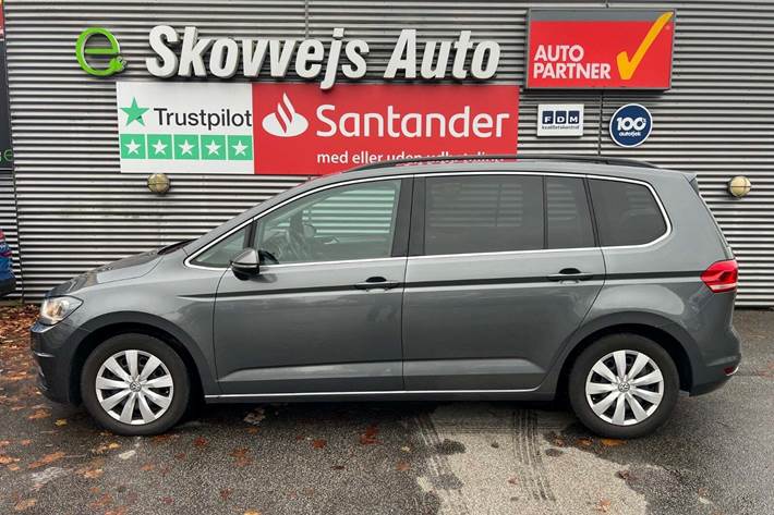 Grå VW Touran fra 2020